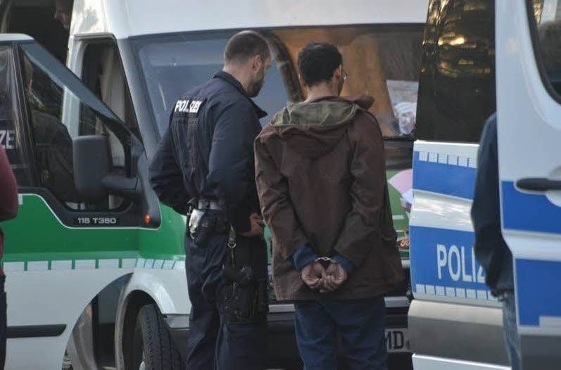 Bei der großangelegten Aktion der Polizei war auch dieser Mann am Sonnabend vorübergehend festgenommen worden.