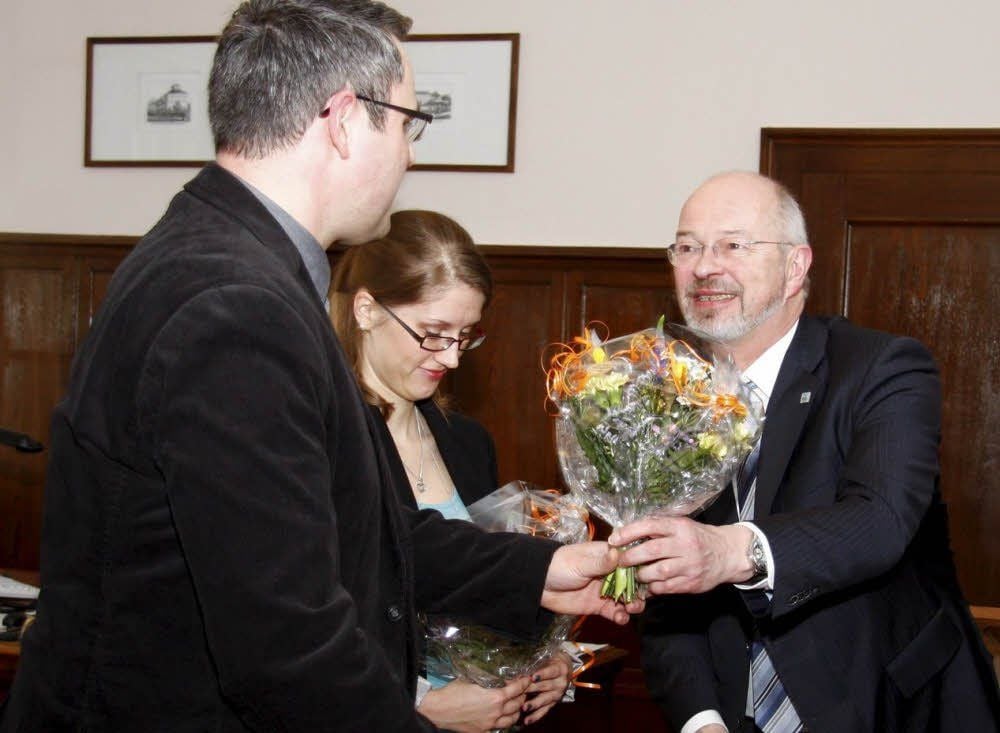 Anne Haberland und Sven Kakoschky beim der Vertragsunterzeichnung des Ausbildungsverhältnisses, in der Verwaltung des Zeitzer Rathauses mit Oberbürgermeister Volkmar Kunze.