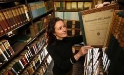 In der Bibliothek des Perthes-Verlages in Gotha arbeitet die wissenschaftliche Mitarbeiterin der Forschungsbibliothek Gotha, Sandra Niller, mit den Beständen. (Foto: dpa)