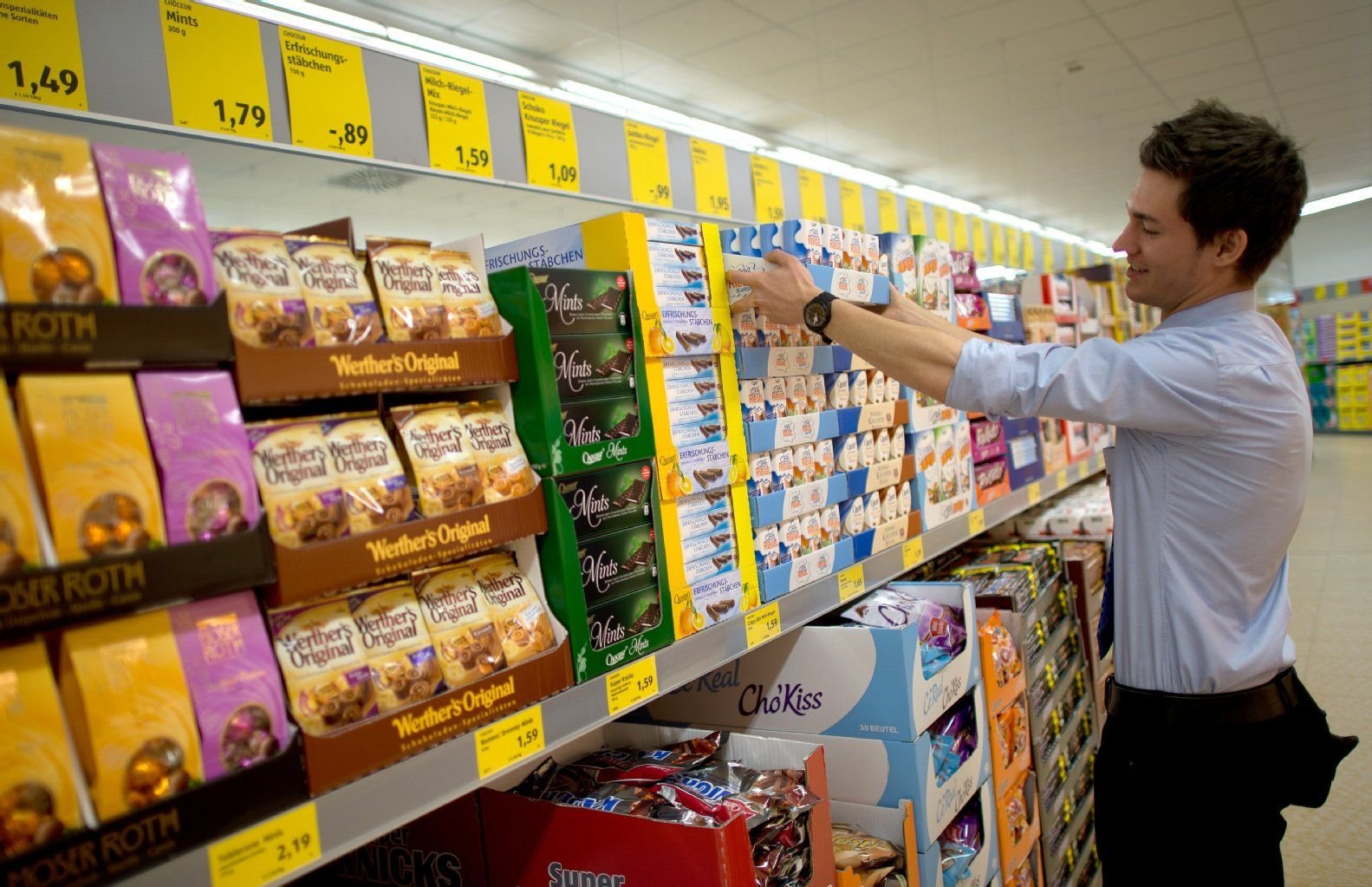 Vor allem in der Vorweihnachtszeit setzen Discounter verstärkt auf Luxuswaren.