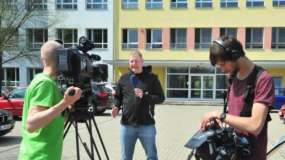 Ein Kamerateam des MDR-Fernsehens drehte am Donnerstagmorgen vor der Weißenfelser Herder-Grundschule für die Sendung „Hier nach vier“.