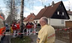 In einer Doppelhaushälfte in Augsburg wurden am Montag fünf Leichen gefunden. Die Polizei geht von einem Verbrechen aus. (Foto: dpa)