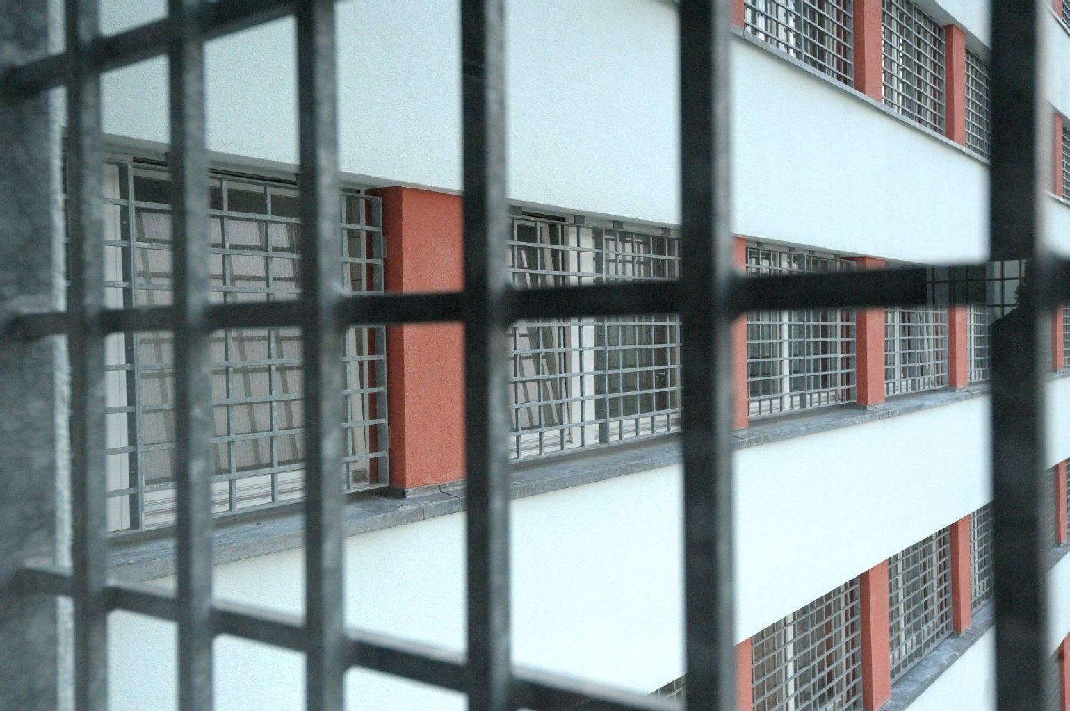 Blick durch Fenstergitter in der Justizvollzugsanstalt (JVA) für Frauen in Chemnitz.