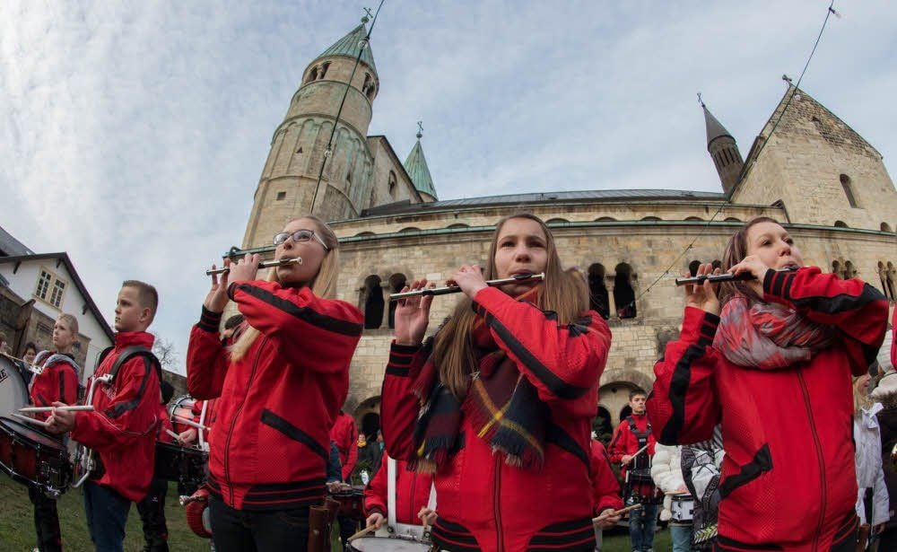 Der Nachwuchs der Spielleute Gernrode eröffnete den Advent im Stiftshof musikalisch.