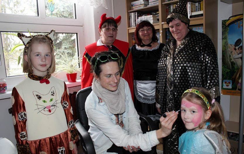 Da staunten sowohl die Erwachsenen wie Helga Schlenz, Silke Schöller und Katja Litschewski (v. l.) als auch das Gepardenmädchen Lena Stein (7), wie Malerin Kathleen aus der kleinen Hanna Marie Salbenblatt auch im Gesicht eine richtige Eisprinzessin zauberte.