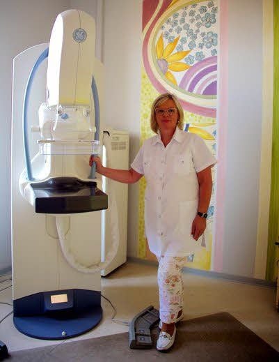 Dr. Heike Schlötzer, Fachärztin für Radiologie, hier an einem Mammographie-Screening-Gerät in einer Dessauer Klinik.