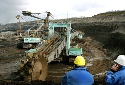 Ein Schaufelradbagger SRs 703 der Mibrag legt im Tagebau Vereinigtes Schleenhain bei Zwenkau Braunkohle für das Kraftwerk Lippendorf frei. (Foto: dpa)