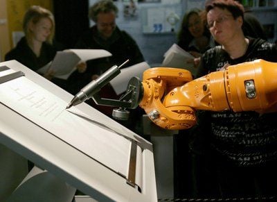 Ein Roboter schreibt Manifeste nach einem Zufallsprinzip: Das Haus der Geschichte der Bundesrepublik Deutschland zeigt die Ausstellung «man spricht Deutsch». (FOTO: DPA)