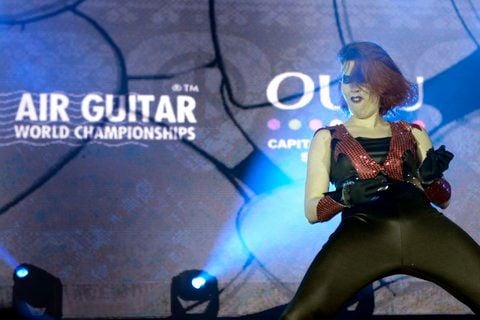 Aline «Devil's Niece» Westphal aus Deutschland bei den Luftgitarren-Weltmeisterschaften 2012 in Oulu in Aktion. (FOTO: DPA)