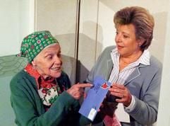 Else Kling (Annemarie Wendl) möchte nur allzu gern wissen, wer Helga Beimer (Marie-Luise Marjan) so aufopferungsvoll Liebesbriefe schreibt... (Foto: dpa)