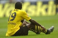 Dortmunds Mittelfeldspieler Otto Addo sitzt am 23.08.2003 auf dem Rasen des Kölner RheinEnergie-Stadions. (Foto: dpa)
