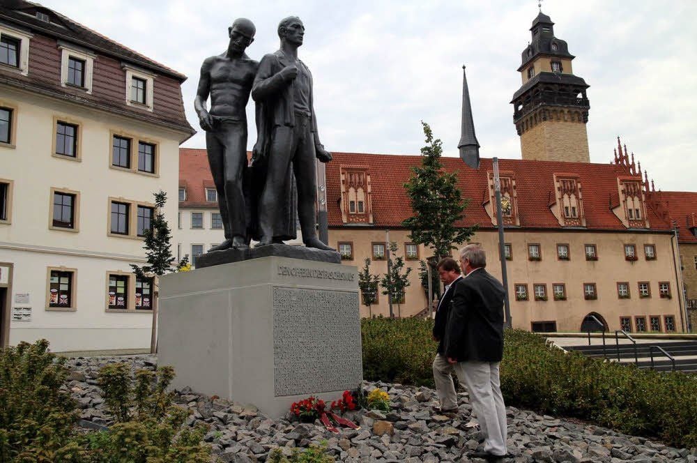 Joachim Strauch und Horst Heller haben Blumen am Denkmal der Opfer Faschismus in Zeitz niedergelegt.