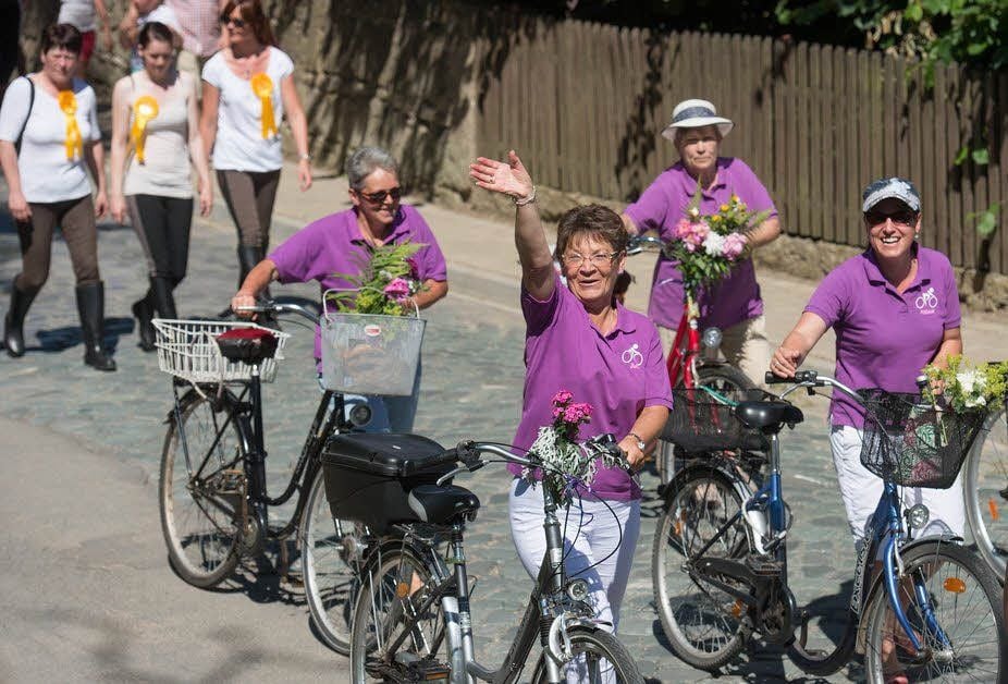 Die freundlichen Damen vom „Radsport 30+“ schoben ihre Räder.