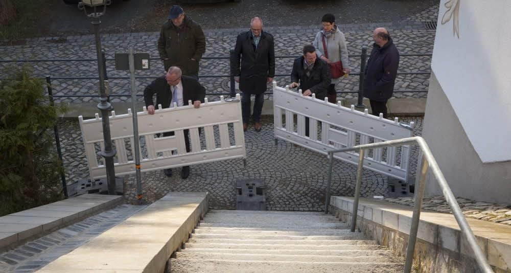 Oberbürgermeister Frank Ruch (l.) und Patrick Ecke räumen gemeinsam die Absperrung an der Treppe beiseite.