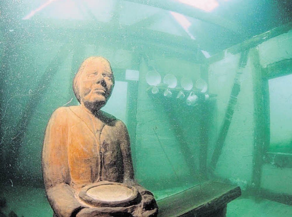 Mit Kettensägen wurden die lebensgroßen Figuren für die Unterwasserwelt geschaffen.