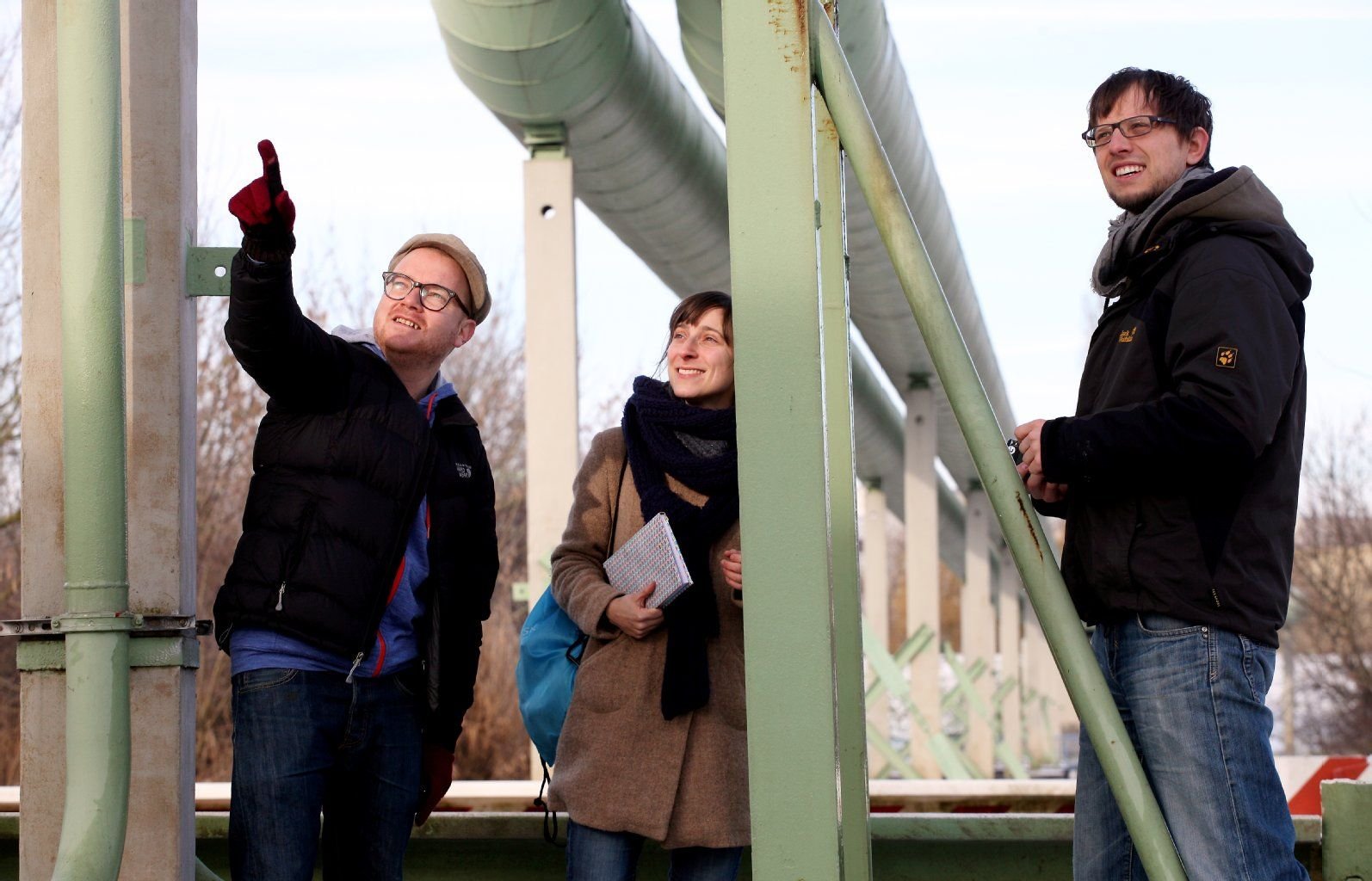 Vor Ort Besprechung von Matthias Ritzmann (l.), Agnes Fischer und Julian Quitsch für den Filmdreh Woche 37 in der Nähe der Rennbahn in Halle.