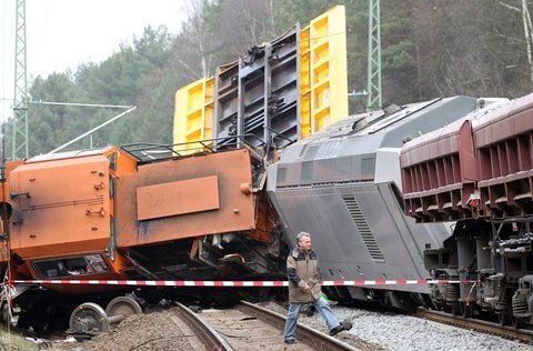Auf der Bahnstrecke Berlin-Rostock liegen am 28.11.2010 in Neustrelitz die verkeilten Loks und Waggons auf den Gleisen. (FOTO: DPA)