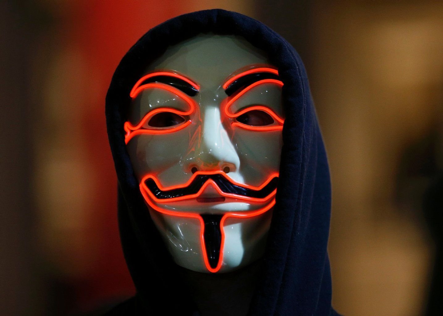 Ein Anonymous-Anhänger trägt die Guy Fawkes-Maske. (Archivbild)