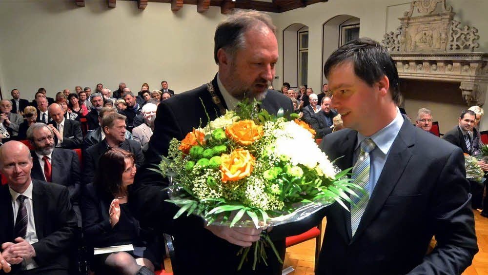 Blumen vom Oberbürgermeister für Steffen Amme (rechts). Der wurde für sein Engagement mit dem Bürgerpreis geehrt.