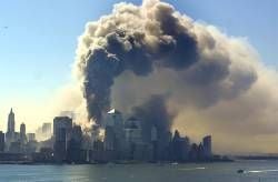 Blick auf das brennende World Trade Center auf Manhattan am 11. September 2201 (Archivfoto: dpa)
