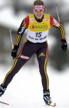 Evi Sachenbacher aus Reit im Winkl läuft beim Weltcuprennen im Sprint am Mittwoch (12.02.2003) im oberbayerischen Reit im Winkl. Die Staffel-Olympiasiegerin belegte den zweiten Rang hinter Marit Bjoergen aus Norwegen und vor der Italienerin Sabina Valbusa. (Foto: dpa)