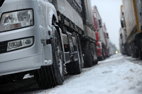 Lastwagen stehen am Montag auf der A4 Kirchheim - Eisenach bei Herleshausen (Hessen) infolge der starken Schneefälle seit Stunden im Stau. (FOTO: DPA)