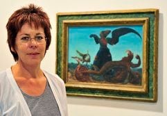 Die Kuratorin der Ausstellung «Surreale Welten», Julietta Scharf, posiert im Museum Scharf-Gerstenberg in Berlin vor dem Gemälde «Le triomphe de l'amour / fausse allegorie» des Malers und Bildhauers Max Ernst (1891-1976) von 1937. (Foto: ddp)