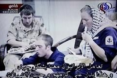 Erstmals seit der Festnahme der 15 Briten zeigte der arabisch-sprachige Fernsehkanal Al-Allam des iranischen Staatsfernsehens amMittwoch Bilder von den Gefangenen. (Foto: dpa)
