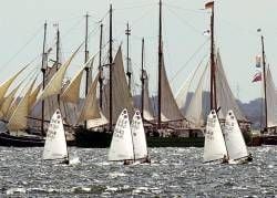 Historische Großsegler und kleine Rennbote segeln am Dienstag (25.06.2002) vor Kiel-Schilksee. Rund 5000 Segler mit 2000 Booten beteiligen sich an den Regatten der diesjährigen Kieler Woche (22.-30.06.). dpa/lno