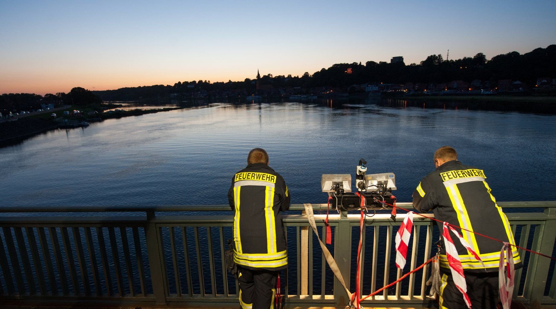 Einsatzkräfte auf einer Brücke die über die Elbe nach Lauenburg führt.