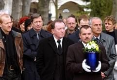 Ein Bestatter trägt auf dem Friedhof von Naumburg (Sachsen-Anhalt) die Urne des vor zwei Wochen von Jugendlichen ermordeten geistig Behinderten Andreas Oertel. (Archivfoto: dpa)