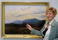 Die Kunsthistorikerin Birgit Dahlenburg zeigt im Pommerschen Landesmuseum Greifswald auf das Gemälde «Ruine im Riesengebirge» von Caspar David Friedrich. Die Bilder des Malers (1774-1840) haben die deutsche Romantik maßgeblich geprägt. (Foto: dpa)