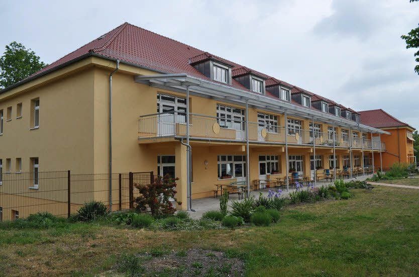 Die Wolfener Sonnenlandschule ist im Gebäude der ehemaligen Chirurgie untergebracht.
