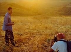 Leonardo di Caprio steht auf einem Feld und wird von einem Kameramann gefilmt. (Foto: Warner Bros)