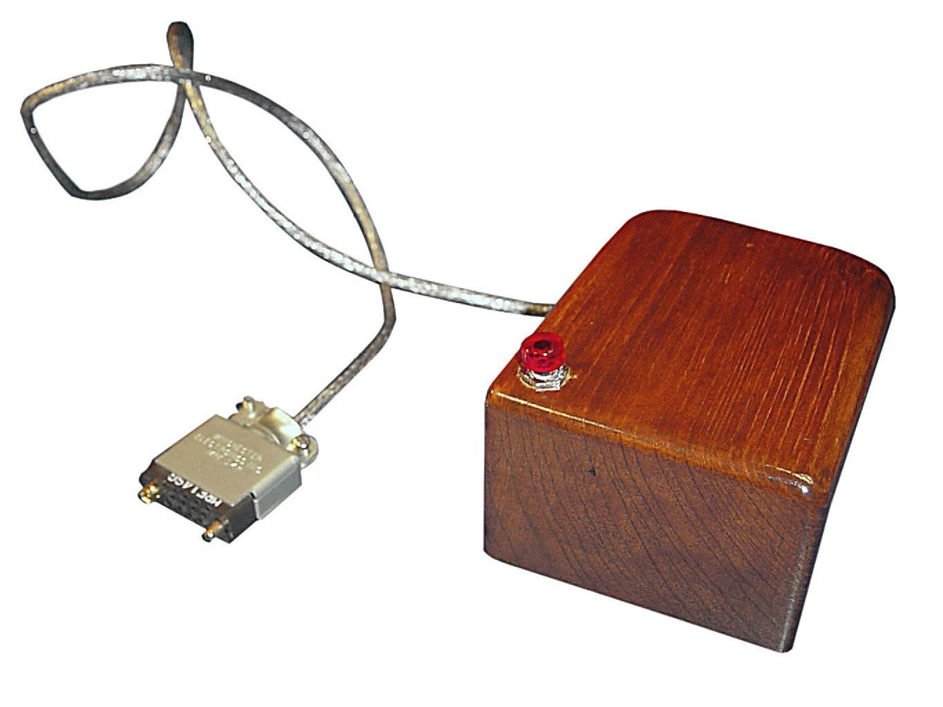 Der Prototyp der ersten Computermaus bestand aus einem klobigen Holzkästchen mit Strippe, einer roten Taste zum Klicken und einem Rad, das die Bewegungen des Geräts auf dem Bildschirm umsetzte.
