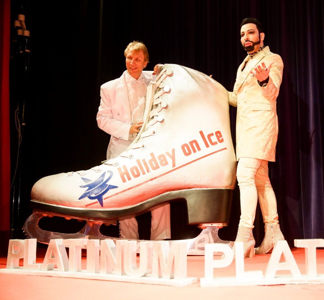 Modemacher Harald Glööckler (r) und Eiskunstlauf-Legende Norbert Schramm auf der Pressekonferenz Holiday On Ice zur neuen Show "Platinum", für die Glööckler einige Kostüme entworfen hat.