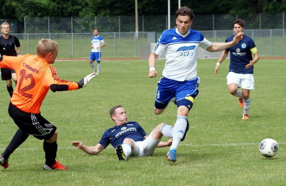 Christian Wegener, der das 1:0 mit einem Freistoß vorbereitete, scheiterte in diese Szene am Greifswalder Torwart Marcel Nierstenhöfer.