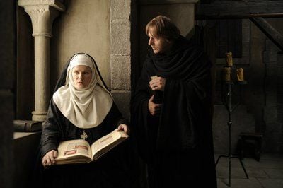 Hildegard von Bingen (Barbara Sukowa) und Volmar (Heino Ferch) unterhalten sich im Kinofilm «Vision - Aus dem Leben der Hildegard von Bingen» (FOTO: Concorde Film/DPA)