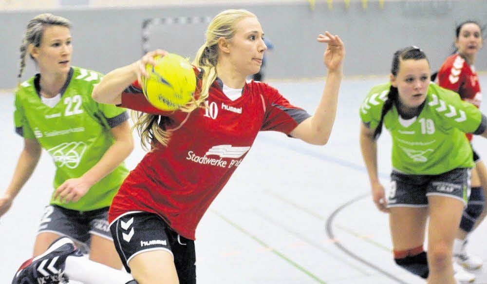 Daisy Richter (am Ball) trug mit acht Treffern zum Erfolg bei, scheiterte jedoch auch einige Male an der starken Torfrau der Gäste.