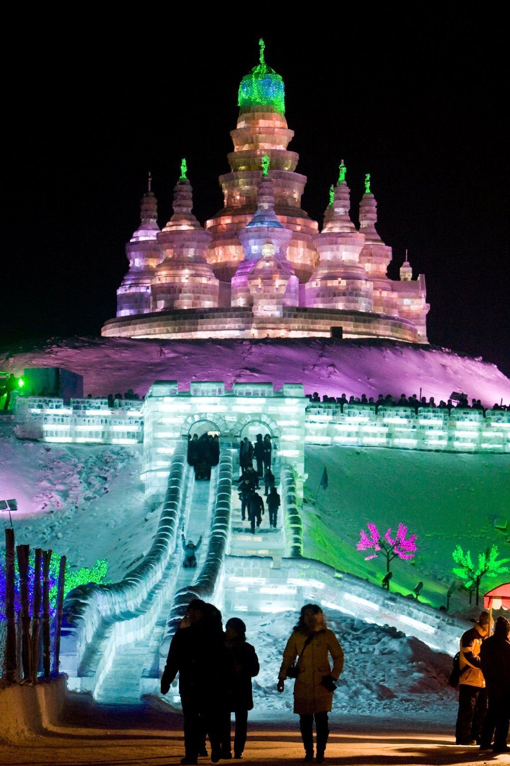 Die Chinesische Mauer und ein ganzer Palast aus Eis? Kein Problem für die Künstler, die beim International Harbin Ice and Snow Festival zu Werke gehen.