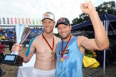 Jonas Reckermann (l) und Julius Brink feiern am Sonntag (30.08.2009) ihren Sieg der Deutschen Beachvolleyball Meisterschaft am Timmendorfer Strand. (FOTO: DPA)