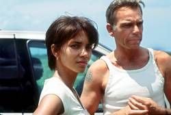 Halle Berry als Kellnerin Leticia und Billy Bob Thornton als Gefängniswärter Hank im neuen Kinofilm «Monster's Ball» (undatiertes Szenenbild von 2001). Für ihr Rolle erhielt Berry 2002 einen Oscar. Hank Grotowski ist Wärter im Gefängnis von Georgia und überzeugter Rassist. Wie schon sein rassisitischer Vater Buck zuvor und nun auch sein sensibler Sohn Sonny eskortiert er Todeskandidaten bei ihrem letzten Gang auf den elektrischen Stuhl. Als Sonny bei der Hinrichtung des Schwarzen Musgrove die Nerven verliert und in der Folge eine verzweifelte Tat begeht, quittiert Hank seinen Dienst. Er verliebt sich bald darauf in die Kellnerin Leticia. Es stellt sich heraus, dass sie die Witwe von Musgrove ist, den er kurz zuvor exekutiert hat. dpa (zu dpa Kinostarts am 01.09.2002)