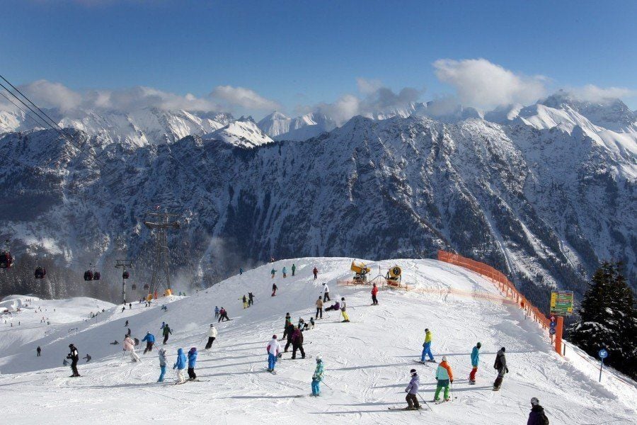 In Oberstdorf, Deutschlands einzigem grenzüberschreitenden Skigebiet, stehen Alpin-Skifahrern gleich fünf Berge mit insgesamt 124 Pistenkilometern zur Verfügung.