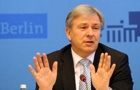 Berlins Regierender Bürgermeister Klaus Wowereit (SPD) spricht in Berlin auf der Pressekonferenz des Senats. (FOTO: DPA)