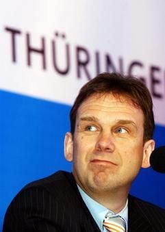 Mit zufriedenem Blick schaut der Thüringer Ministerpräsident und CDU-Landesvorsitzende Dieter Althaus (CDU) am Samstag (06.03.2004) auf der CDU-Landesvertreterversammlung im thüringischen Sonneberg in den Raum. (Foto: dpa)