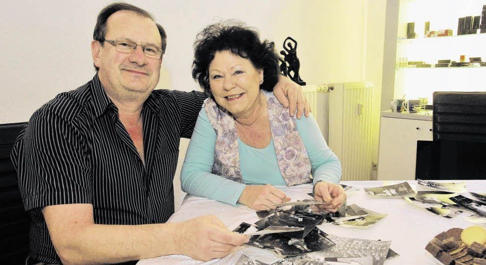 Alte Fotos erinnern Richard und Brigitte Knoblauch an die Glanzzeiten des Weißenfelser Karnevals.