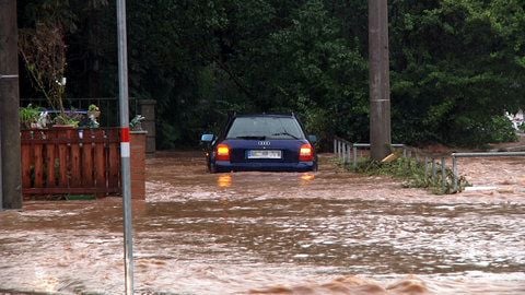 Ein Auto steht am Samstag in Oberlungwitz (Sachsen) im Hochwasser. (FOTO: DDP)