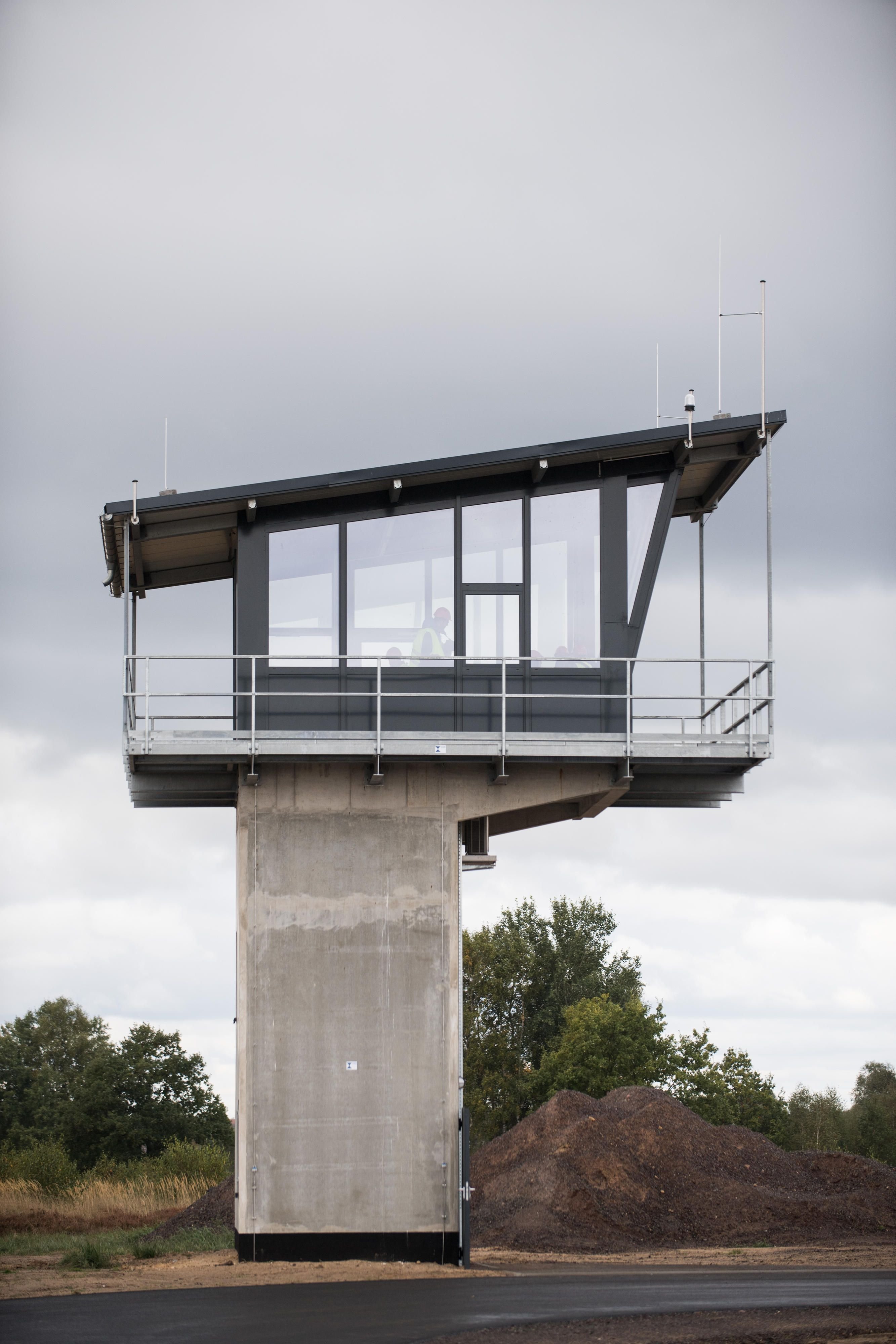 Der Flughafentower an der Behelfslandebahn in Schnöggersburg