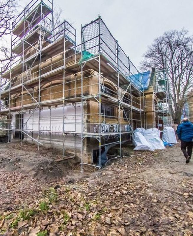 Die Turnhalle, im Vordergrund links die Fläche des abgerissenen Anbaus