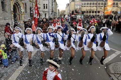 Am Montag zogen die Funkemariechen vom Wallwitzer Karnevalsverein durch die Saalestadt. (FOTO: LUTZ WINKLER)